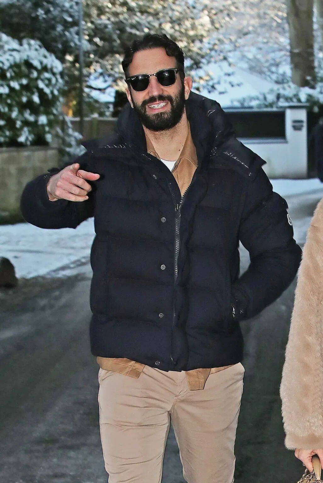 阿莫林下课却笑容满面！曝休假半年，曼联仍付工资执教新球队需解约金